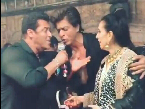 Salman Khan and Shah Rukh Khan sing for Sonam Kapoor's mom Sunita Kapoor at the party