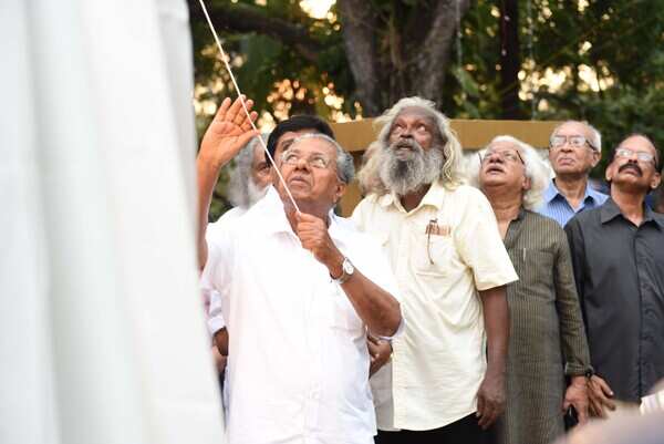 Chif Minister Pinarayi Vijayn unveiling the sculpture (1)