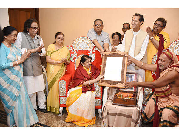 Lata-Mangeshkar-gets-felicitated-by-Karvir-Pith-Shankaracharya-as-Asha-Bhosle,-Hridaynath-Mangeshkar,-Usha-Mangeshkar,-Meena-Mangeshar-&-Adinath-Mangeshkar-watch-onFINAL