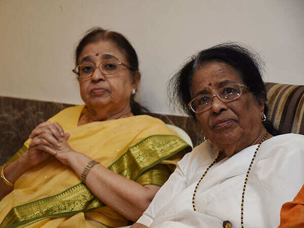 Usha-Mangeshkar-and-Meena-Mangeshkar-at-Lata-Mangeshkar's-felicitation-by-the-Karvir-Pith-ShankaracharyaFINAL