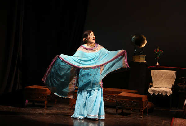 Saleha Gazi as Meena Kumari