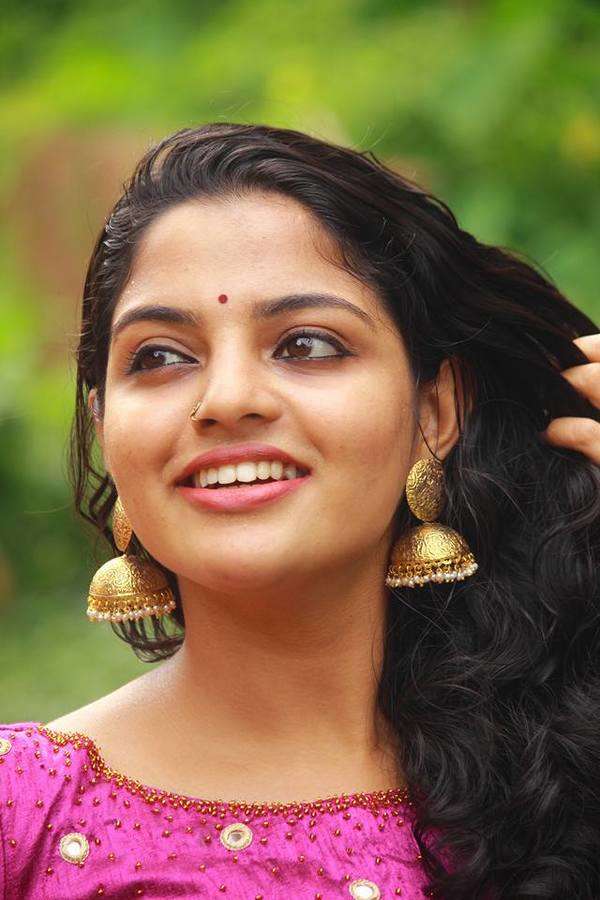 Nikhila Vimal Photos: Beautiful Pics Of The New-age Mollywood Actress 