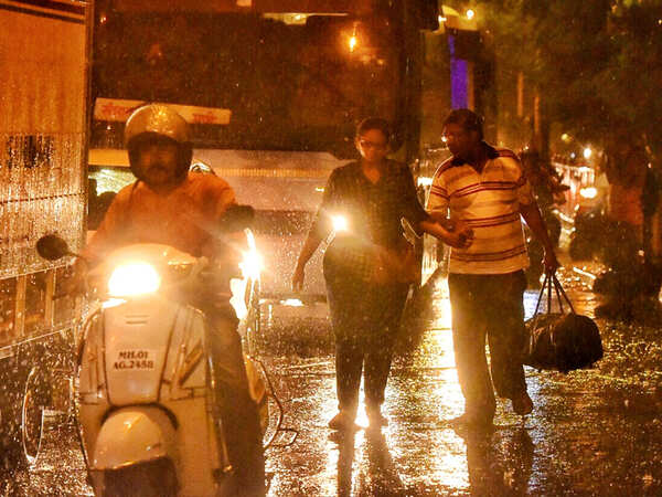 Heavy rain lashes Mumbai, suburbs; expect early monsoon , says Met ...