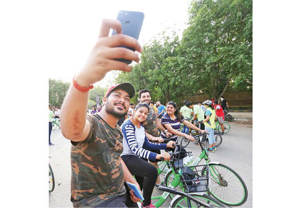 00018-Participants-stop-for-some-photo-op-near-Leisure-Valley-Park
