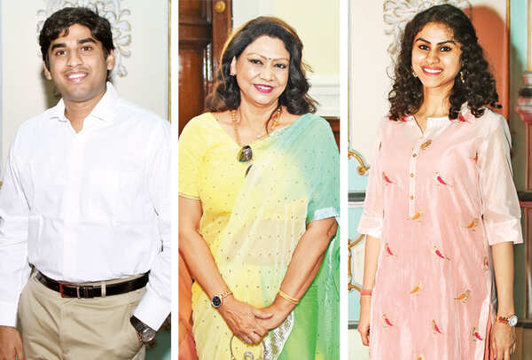 (L) Anirudh Jain (C) Anjum Khan (R) Anushree Jain (BCCL/ Farhan Ahmad Siddiqui)