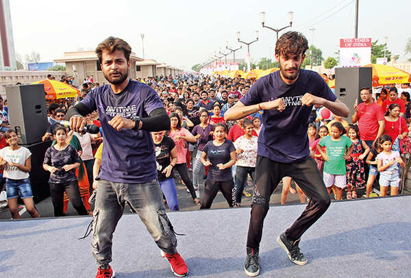 Carry on dancing: Instructors showing the right Zumba moves to participants at Happy Streets (BCCL/ Aditya Yadav)