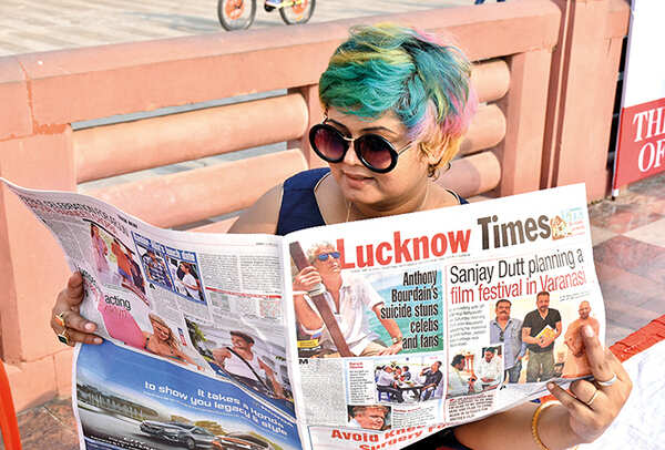 Jaya Tiwari reading Lucknow Times (BCCL/ Vishnu Jaiswal)