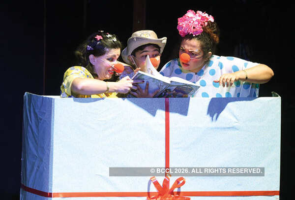SAM_6241-Clowns-Nidhu-Nayar,-Anuvrat-Patil,-Anchita-Patil