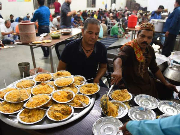 Community iftar adds warmth to life of Delhi's homeless | Delhi News ...