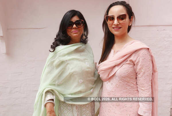 1-Renu-Hussain-and-Fatima