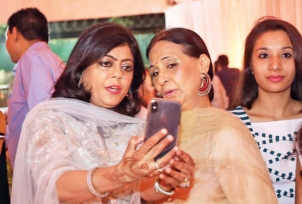 IMG_2840-Renu-Hussain-(Shahnawaz's-wife)-with-Leena-Singh