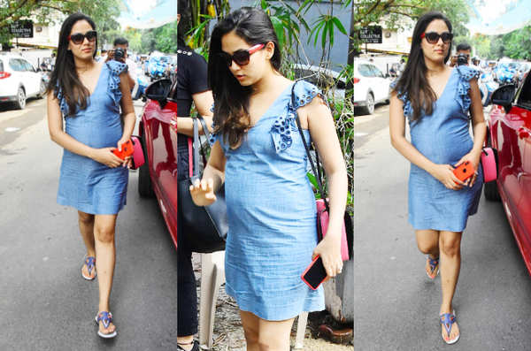 Pregnant Mira Rajput Looks Super Cute In Her Denim Dress Times Of India