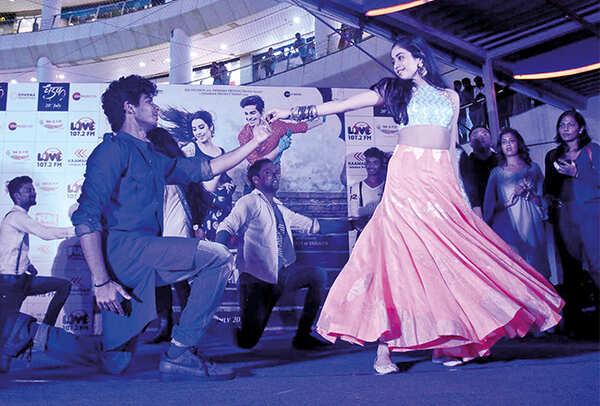 Ishaan and Janhvi danced to the title track of their film at a mall in Lucknow (BCCL/ Farhan Ahmad Siddiqui)