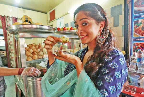 Dipika relishing golgappas