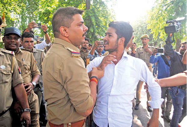 Students clashing with the police at the university (BCCL/ Aditya Yadav)