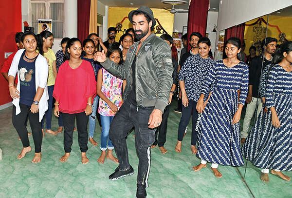 Tushar teaching the students of a dance academy in Aliganj some right moves (BCCL/ Farhan Ahmad Siddiqui)