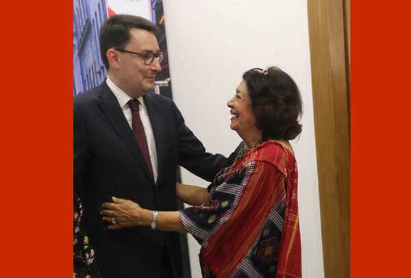 IMG_4802-French-Ambassador-Alexandre-Ziegler-greets-Aruna-Vasudev