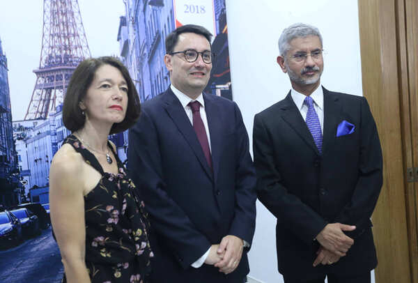 IMG_4767-French-Ambassador-Alexandre-Ziegler-and-wife-Veronique-with-former-Foreign-Secretary-S-Jaishankar