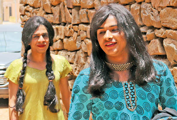 Shashank-Arora-(in-green-dress)-shooting-at-Narnaul,-Haryana