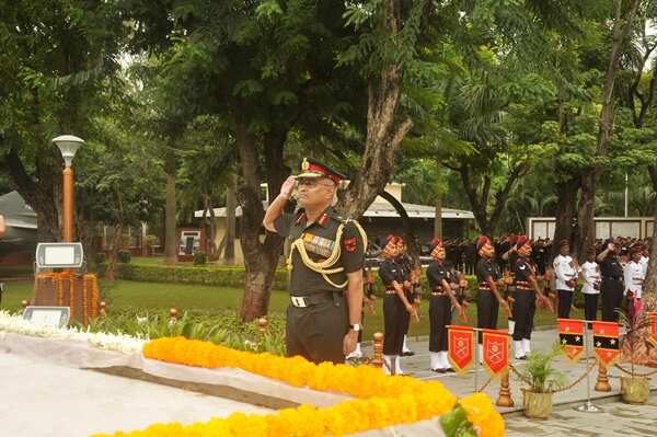 Lieutenant General Manoj Pande, AVSM, VSM Chief of Staff, Headquarters Southern Command Laying a wreath to pay tribute to the Martyrs at National War Memorial at Pune Camp (2)