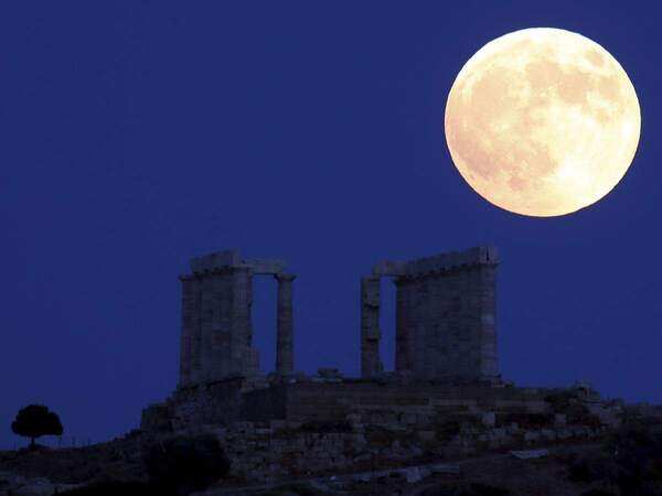 Full moon rises over the ancient temple of Poseidon in cape Sounio, about 65 kilometers (40 miles) south of Athens. (AP photo)