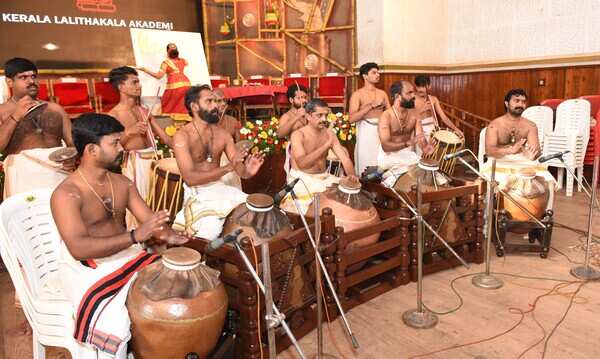 Mizhavu by Kalamandalam Achuthanandan and team (3)