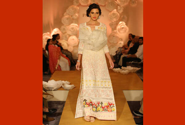 Models-showcasing-Couture-Collection-by-Payal-Jain-MoonLit-and-jewellery-by-RK-Jewellers-(7)