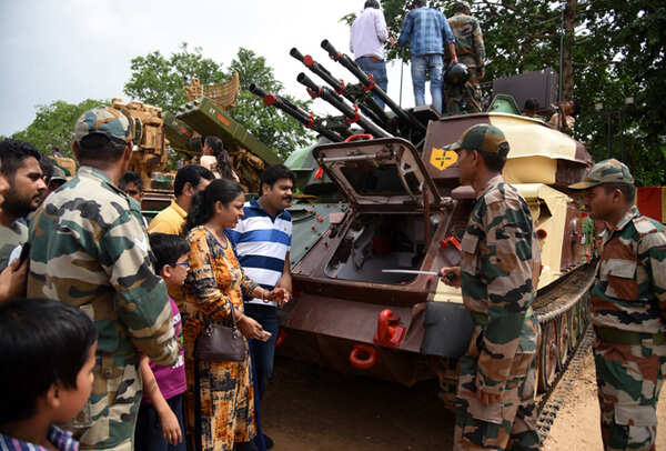 Jawans explaining the functioning of a tank to Jaipurites