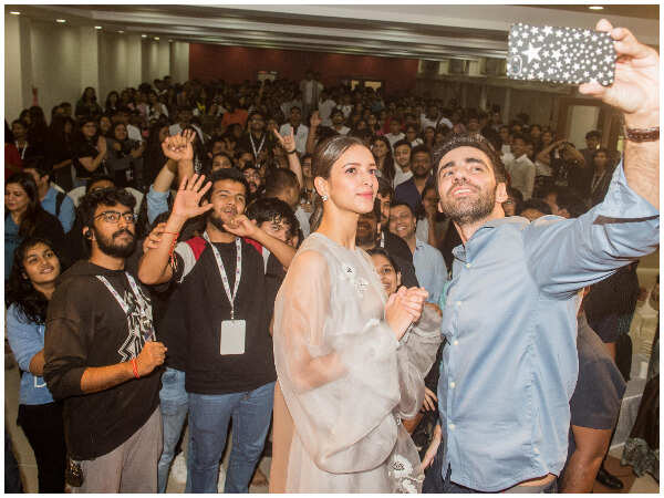 Avinash and Tripti click a selfie with the students