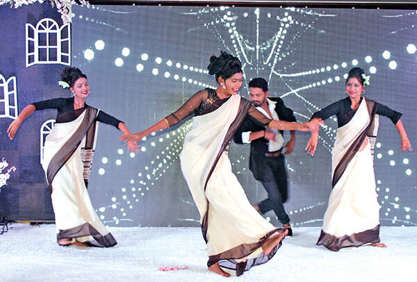 A dance troupe performed on retro numbers (BCCL/ Arvind Kumar)
