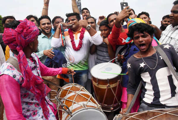 Jaipurites’ ‘rocking’ wishes for Rajat (holding his silver medal) outside the Jaipur airport