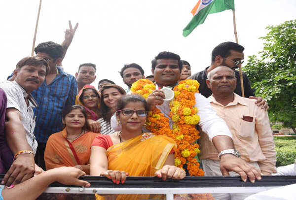 rajat chauhan_at airport_ (4)