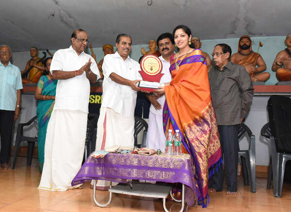 Presenting Chembai Puraskaram to SK Mahathi