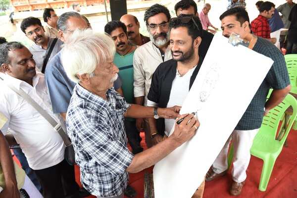 Kanayi Kunjiraman sketching portrait of Resul Pookutty (2)