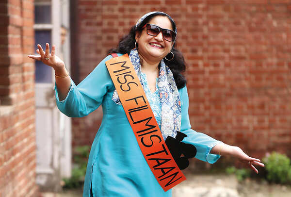 58-Pulkit-Mathur-dressed-as-70s-actress-won-the-Miss-Filmistaan