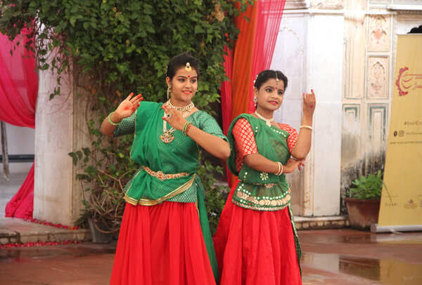 Artists Sangeeta Sain, and Simran Agarwal performing