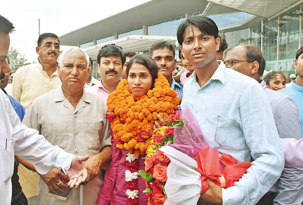 Sudha Singh with her father Hari Narayan Singh (L) & brother Parvesh Narayan Singh at the Lucknow airport (BCCL/ Vishnu Jaiswal)