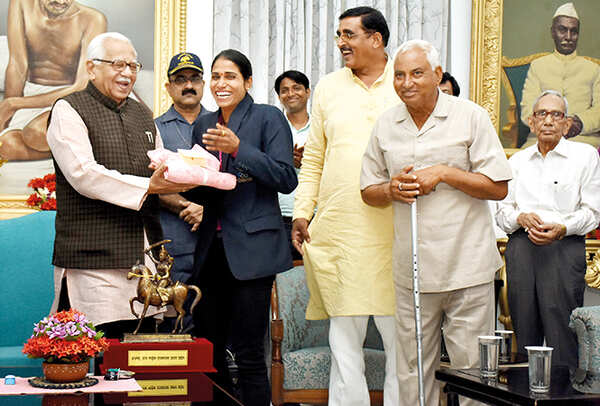 Ram Naik and Sudha Singh in a jovial mood when the two met on Wednesday afternoon (BCCL/ Vishnu Jaiswal)