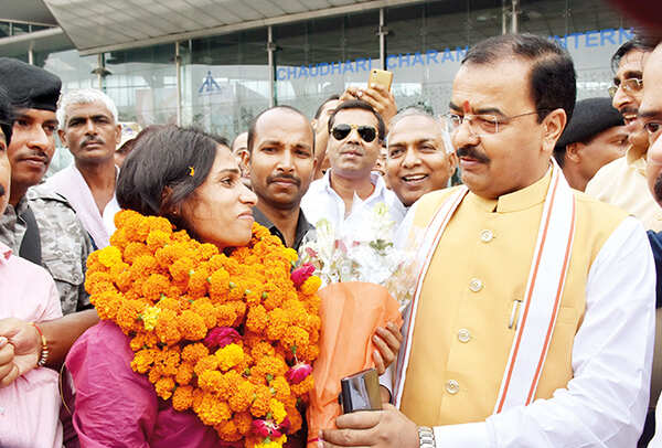 Keshav Prasad Maurya welcoming Sudha Singh at the airport (BCCL/ Vishnu Jaiswal)