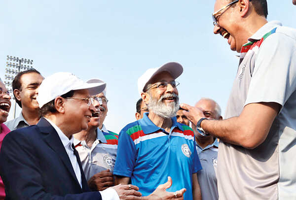 IMG_0484-Chief-Justice-of-India-Dipak-Mishra,-Justice-Madan-Lokur-of-the-Supreme-Court,-and-SCBA-President-Vikas-Singh-at-the-toss