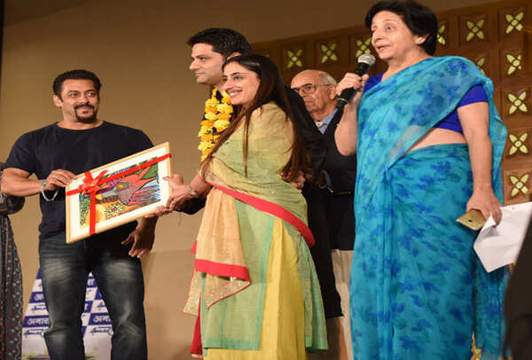 Salman felicitating Revant and Tejshree Mathur at the event for their contribution in social services