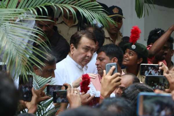 Ganesh Visarjan 2018: Ranbir Kapoor Steps Out With Father Rishi Kapoor,  Check Pictures - Filmibeat