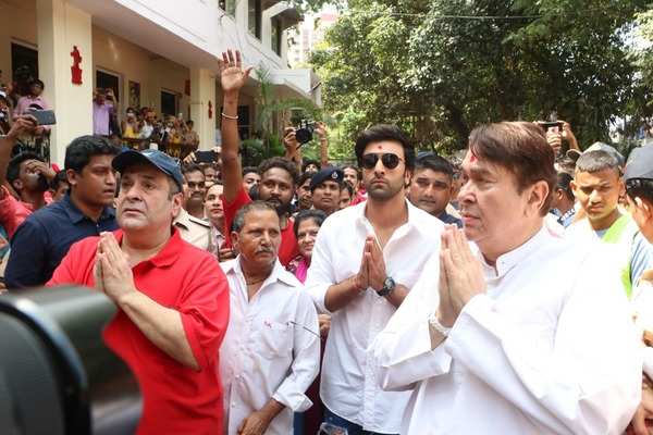 Ganesh Visarjan 2018: Ranbir Kapoor Steps Out With Father Rishi Kapoor,  Check Pictures - Filmibeat