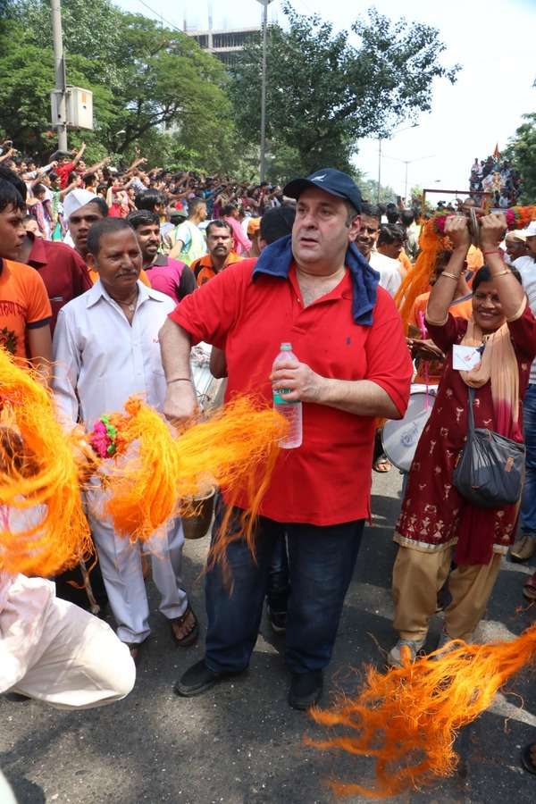 Ganesh Visarjan 2018: Ranbir Kapoor Steps Out With Father Rishi Kapoor,  Check Pictures - Filmibeat