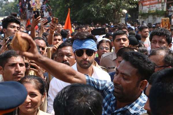 Ganesh Visarjan 2018: Ranbir Kapoor Steps Out With Father Rishi Kapoor,  Check Pictures - Filmibeat