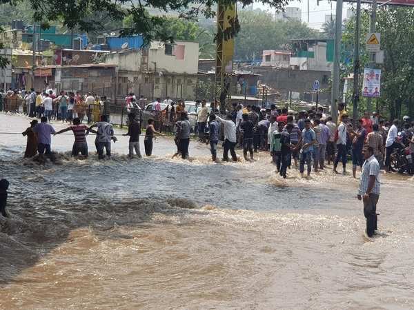 Pune: Mutha canal wall breaches, flooding in Dandekar bridge vicinity ...