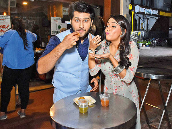 Namish Taneja and Srishti Jain enjoying paani ke batashe (BCCL/ Vishnu Jaiswal)