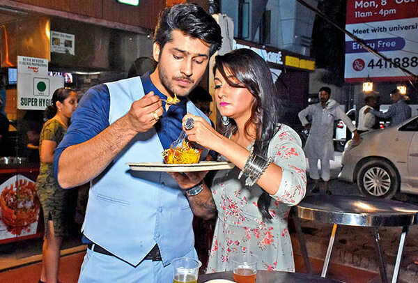Namish and Srishti share a basket chaat (BCCL/ Vishnu Jaiswal)