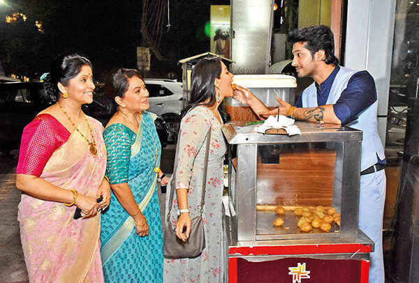 Namish serving batashe to the three ladies (BCCL/ Vishnu Jaiswal)