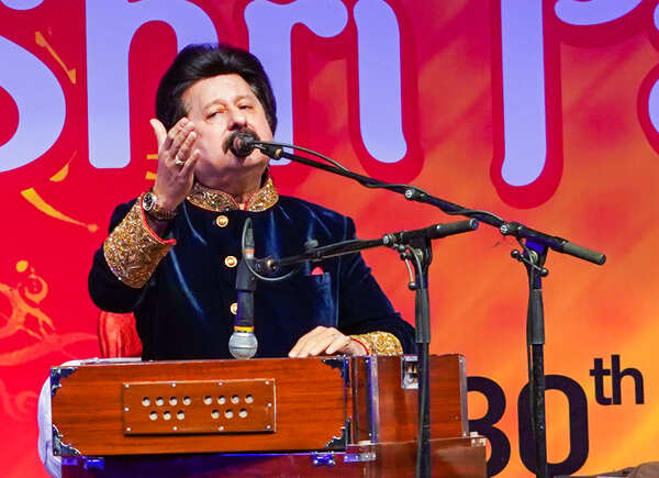 Pankaj Udhas performing in the city of lakes